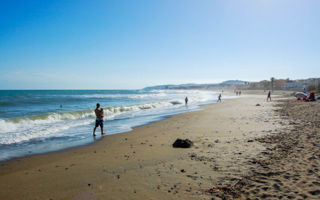 La playa está a unos 30 minutos en coche
